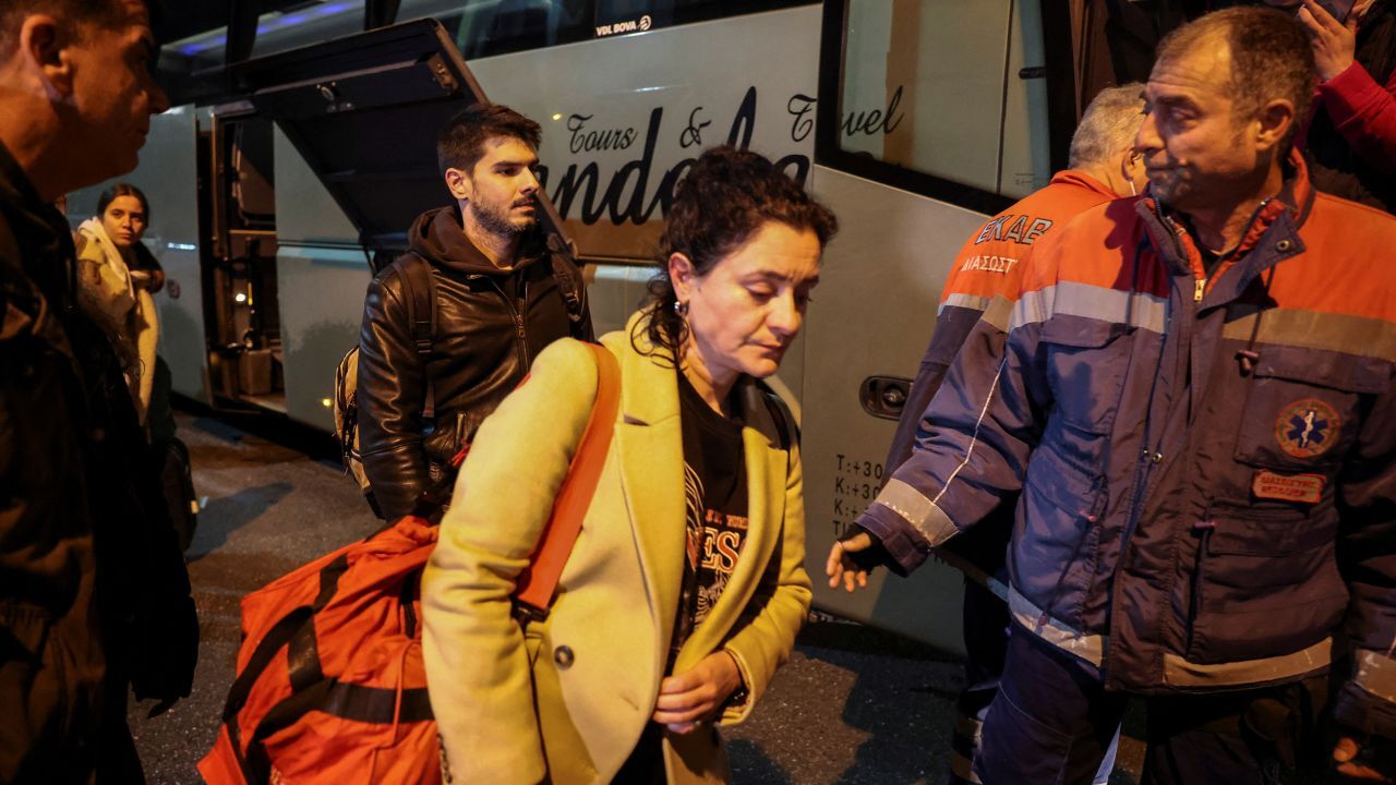 事故列車の乗客がテッサロニキに到着=1日/Alexandros Avramidis/Reuters