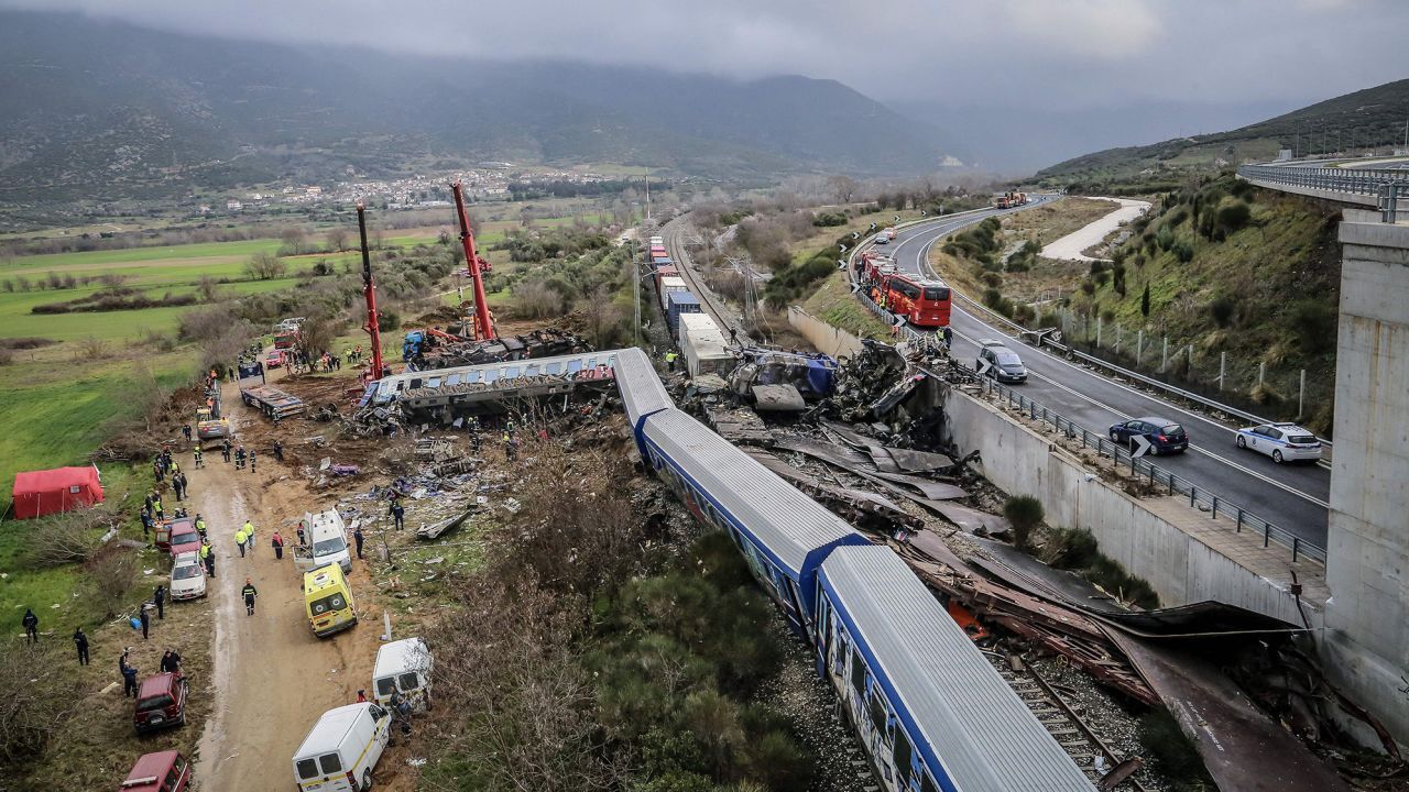 列車衝突現場で捜索救出活動が続く＝１日/Zekas Leonidas/Eurokinissi/AFP/Getty Images