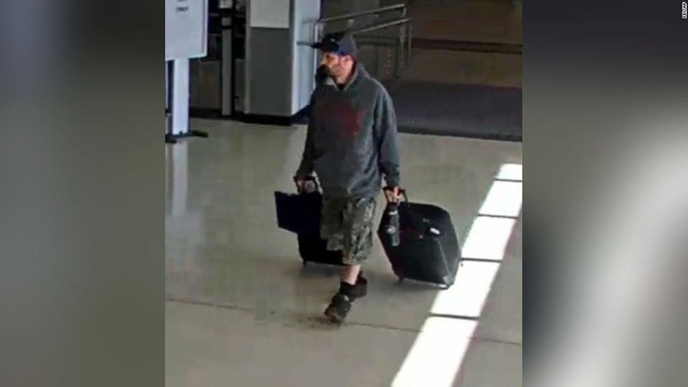 空港監視カメラが捉えたマーク・マフリー容疑者とみられる男/FBI/AP