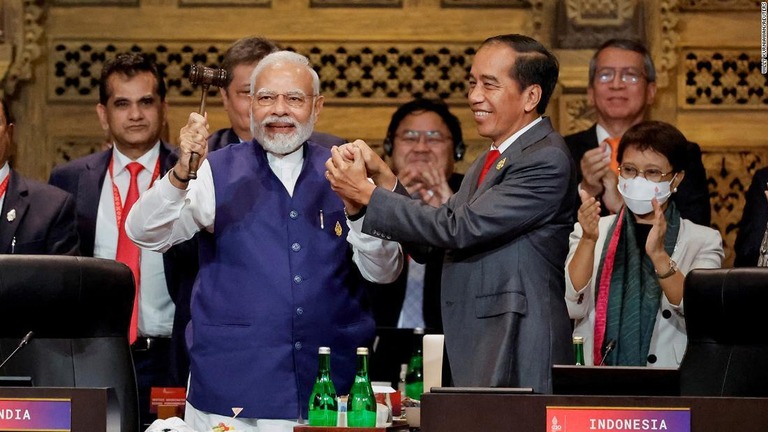 昨年インドネシアで開催されたＧ２０サミットでのモディ首相（左）とジョコ大統領/Willy Kurniawan/Reuters