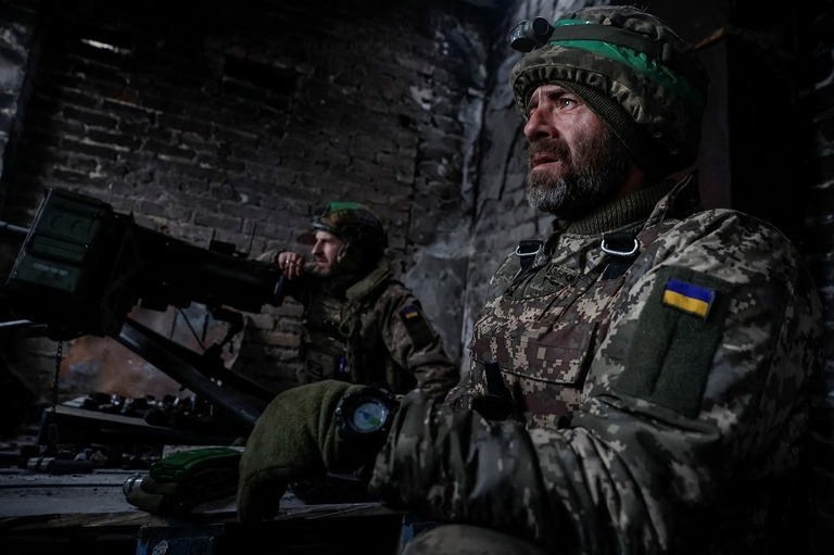 ウクライナ東部バフムートの前線に配備されたウクライナ軍兵士＝２月２５日/Serhii Nuzhnenko/Radio Free Europe/Radio Liberty/Reuters