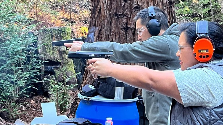 射撃訓練場で銃を撃つアジア系米国人/Kyung Lah/CNN