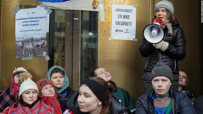 先住民団体や環境保護の抗議者らとデモに参加する環境保護活動家グレタ・トゥンベリさん（写真右上）＝ノルウェー首都オスロ/NTB/Ole Berg-Rusten/Reuters