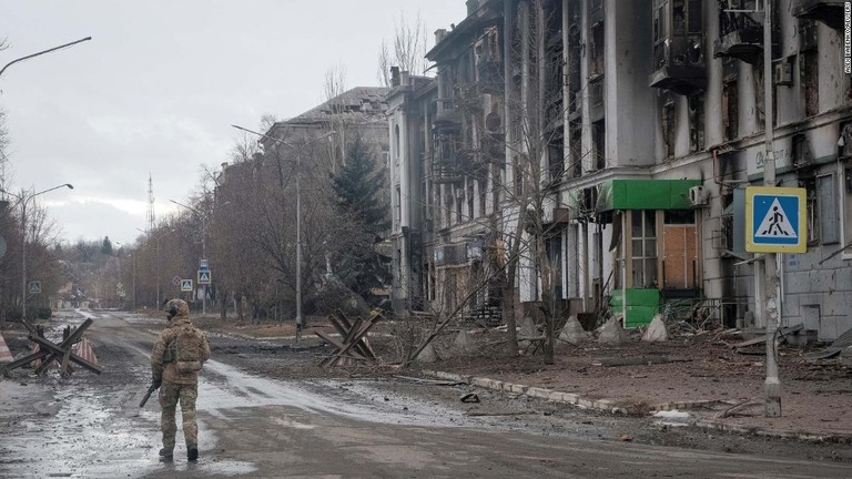 通りを巡回するウクライナ兵。ウクライナは１８日間大規模停電が発生せず運営できていると伝えた＝２月２１日、ウクライナ・バフムート/Alex Babenko/Reuters