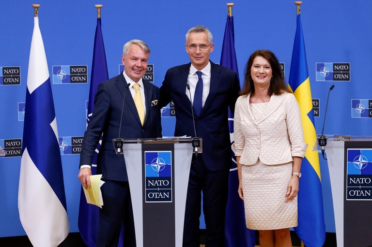 北大西洋条約機構（ＮＡＴＯ）のストルテンベルグ事務総長（中央）とフィンランドのハービスト外相（左）とスウェーデンのリンデ外相（右）＝２０２２年７月５日、ベルギー・ブリュッセルのＮＡＴＯ本部/Yves Herman/Reuters