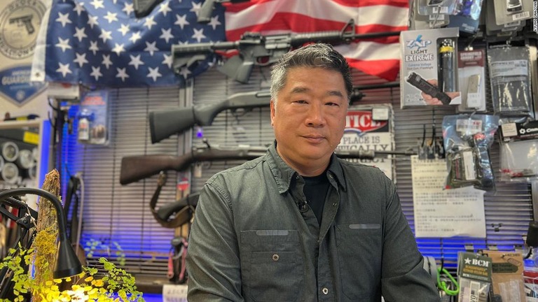 米カリフォルニア州で銃販売店を経営する男性/Kyung Lah/CNN