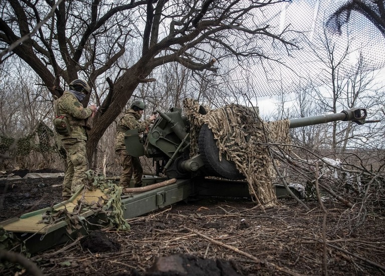 前線で榴弾（りゅうだん）砲の準備をするウクライナ兵＝２日、ウクライナ東部バフムート近郊/Oleksandr Ratushniak/Reuters