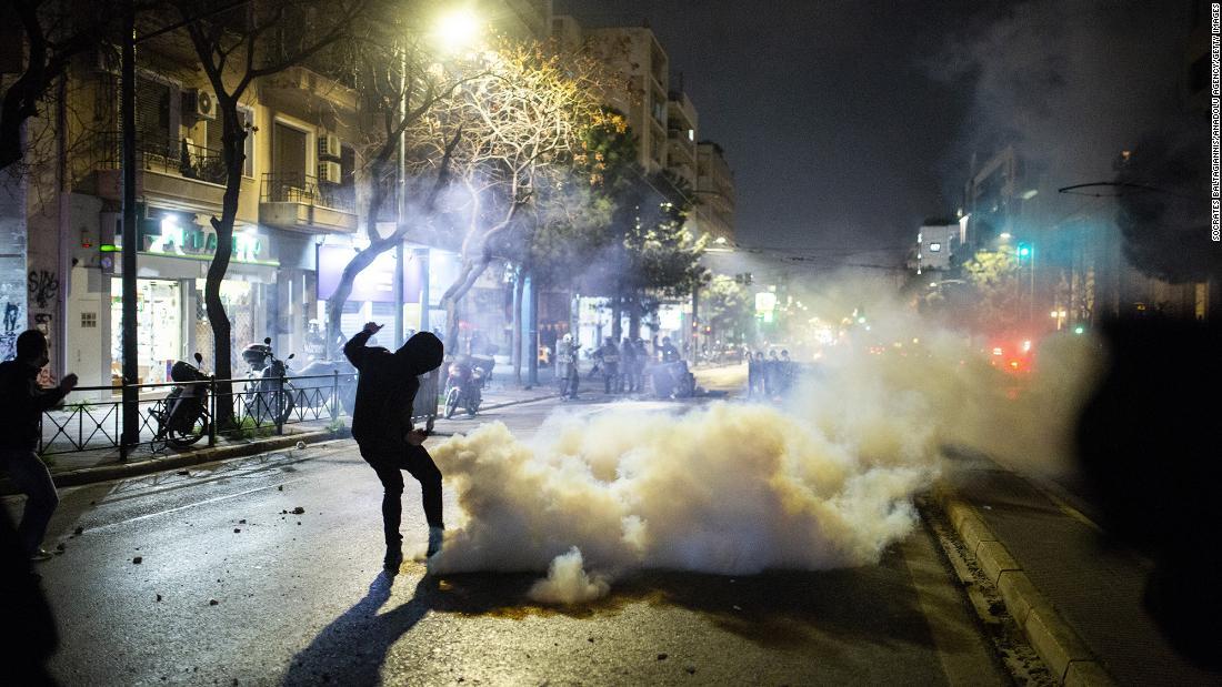 路上で機動隊と衝突するデモ参加者=1日、ギリシャ・アテネ/Socrates Baltagiannis/Anadolu Agency/Getty Images