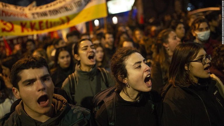 鉄道会社の本社前に集まったデモの参加者＝１日、ギリシャ・アテネ/Socrates Baltagiannis/Anadolu Agency/Getty Images