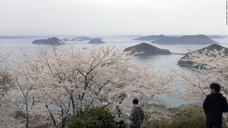 国土地理院は日本の島を数え直し２倍以上の１万４１２５島になったと発表した/Kyodo News/Getty Images/FILE