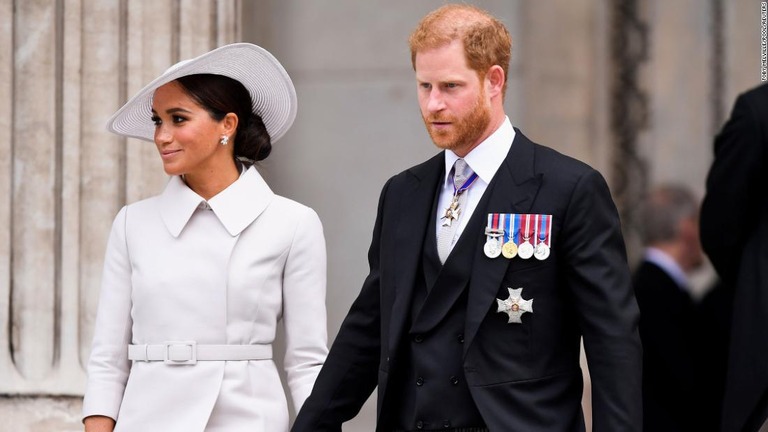 ヘンリー王子（右）とメーガン妃＝２０２２年６月、ロンドンのセント・ポール大聖堂/Toby Melville/Pool/Reuters/FILE