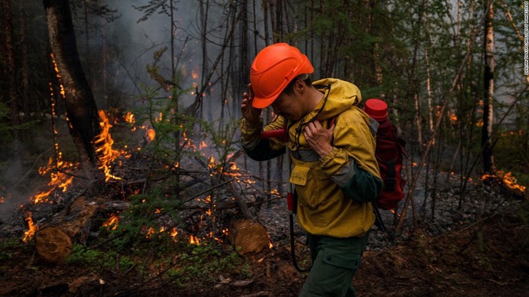 ロシアの森林保護作業員＝２１年７月/Dimitar Dilkoff/AFP/Getty Images/FILE