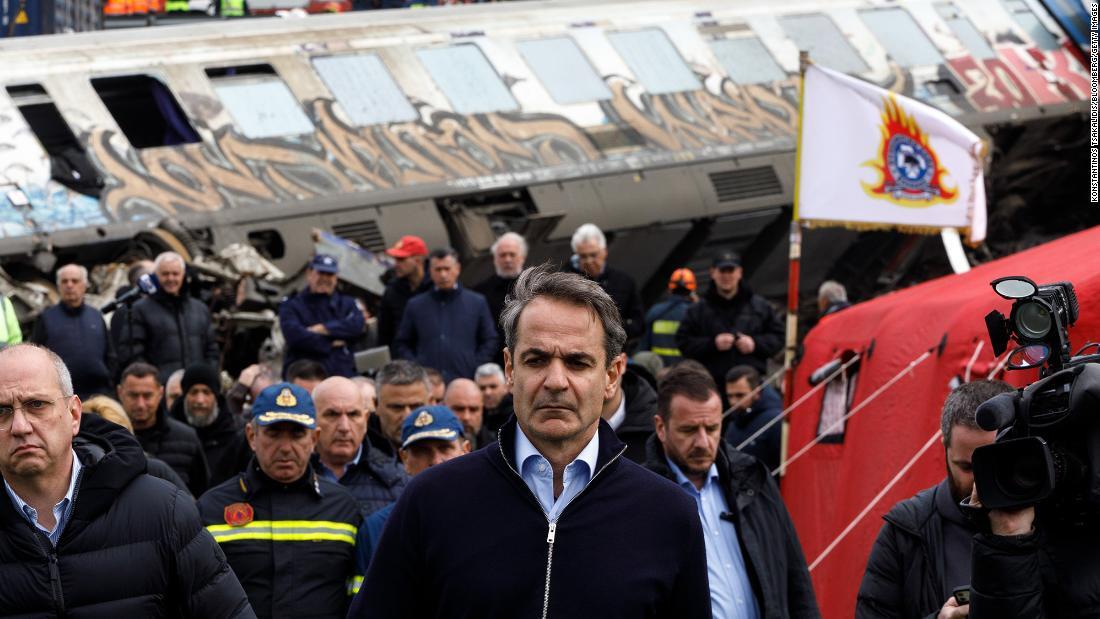 事故現場を訪れたギリシャのミツォタキス首相＝１日/Konstantinos Tsakalidis/Bloomberg/Getty Images