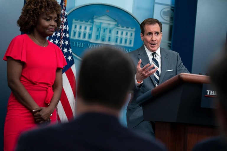 ホワイトハウスで記者会見するＮＳＣのカービー戦略広報担当調整官（右）/Evan Vucci/AP