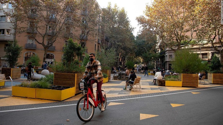 スペインの「スーパーブロック」戦略では歩行者区域が設けられている/Josep Lago/AFP/Getty Images