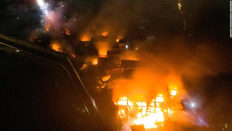 インドネシア首都にある燃料貯蔵施設で火災が発生し、少なくとも１６人が死亡した/Muhammad Adimadja/Antara Foto/Reuters