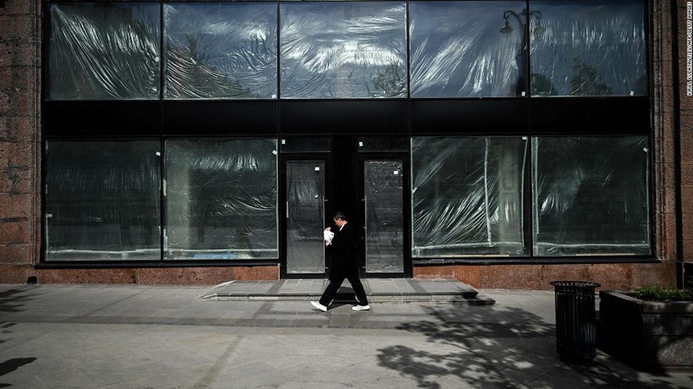 モスクワ中心部にある閉店した店舗の前を歩く男性＝２０２２年５月３０日撮影/Kirill Kudryavtsev/AFP/Getty Images