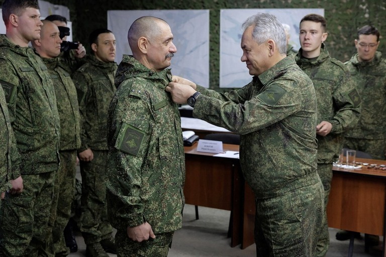 軍人に勲章を渡すショイグ国防相/Russian Defense Ministry/Handout/Reuters