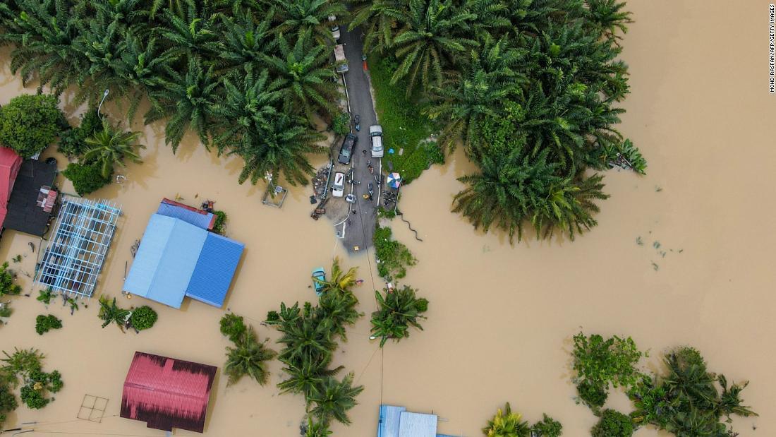 洪水に見舞われた街の空撮画像/Mohd Rasfan/AFP/Getty Images 
