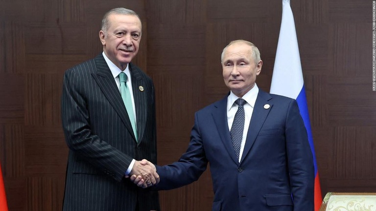 握手をかわすトルコのエルドアン大統領（左）とロシアのプーチン大統領＝２０２２年１０月/Murat Cetinmuhurdar/Turkish Presidential Press Office/Reuters