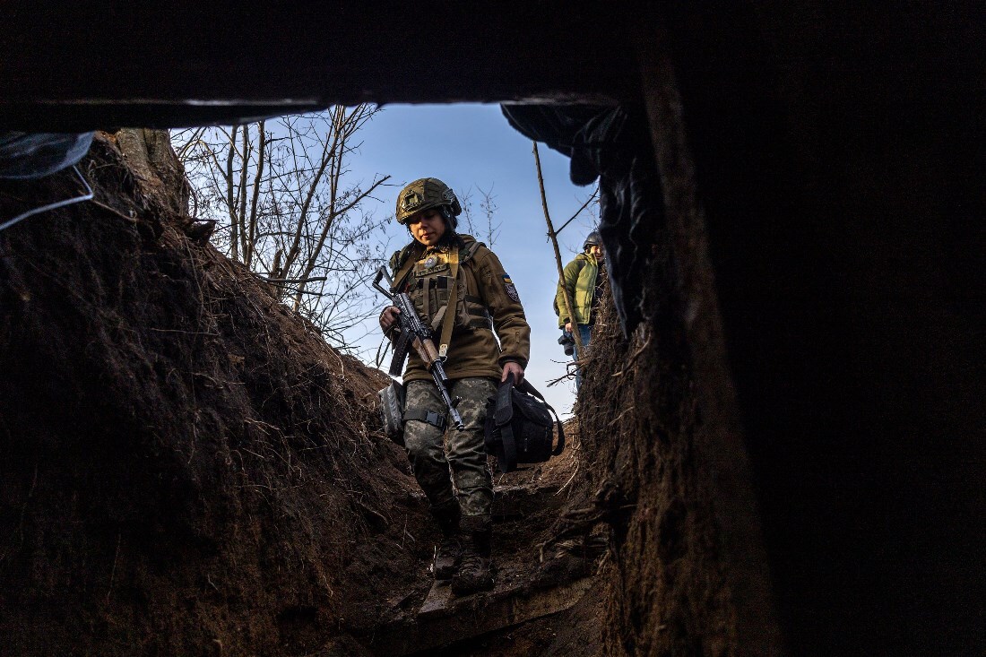 バフムート近郊の掩体壕（えんたいごう）に入るウクライナ軍兵士＝４日/John Moore/Getty Images