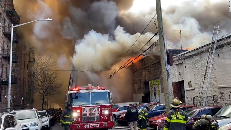 米ニューヨーク市ブロンクス区の商業ビルで大規模な火災が発生した/FDNY/Twitter