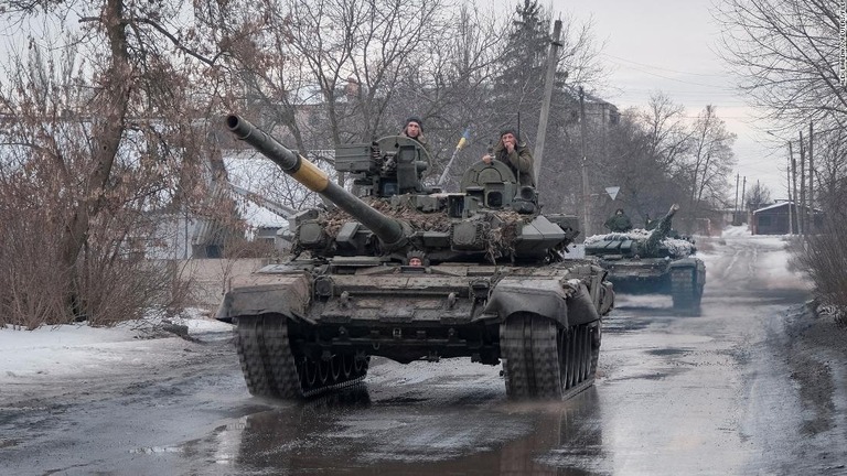 ロシア軍からの攻撃が続く中、戦車に乗るウクライナ軍兵士＝２月２１日、バフムート近郊/Alex Babenko/Reuters/File