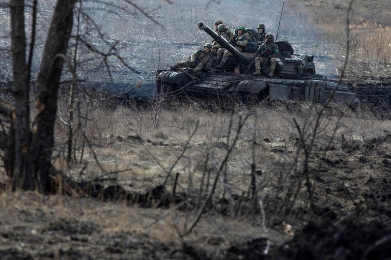 バフムート近郊で戦車の上に乗るウクライナ軍兵士＝４日/Oleksandr Ratushniak/Reuters