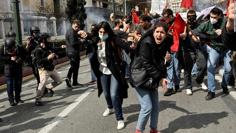 列車の衝突事故をめぐり抗議デモを行う人々＝５日、ギリシャ首都アテネ/Louisa Gouliamaki/AFP/Getty Images