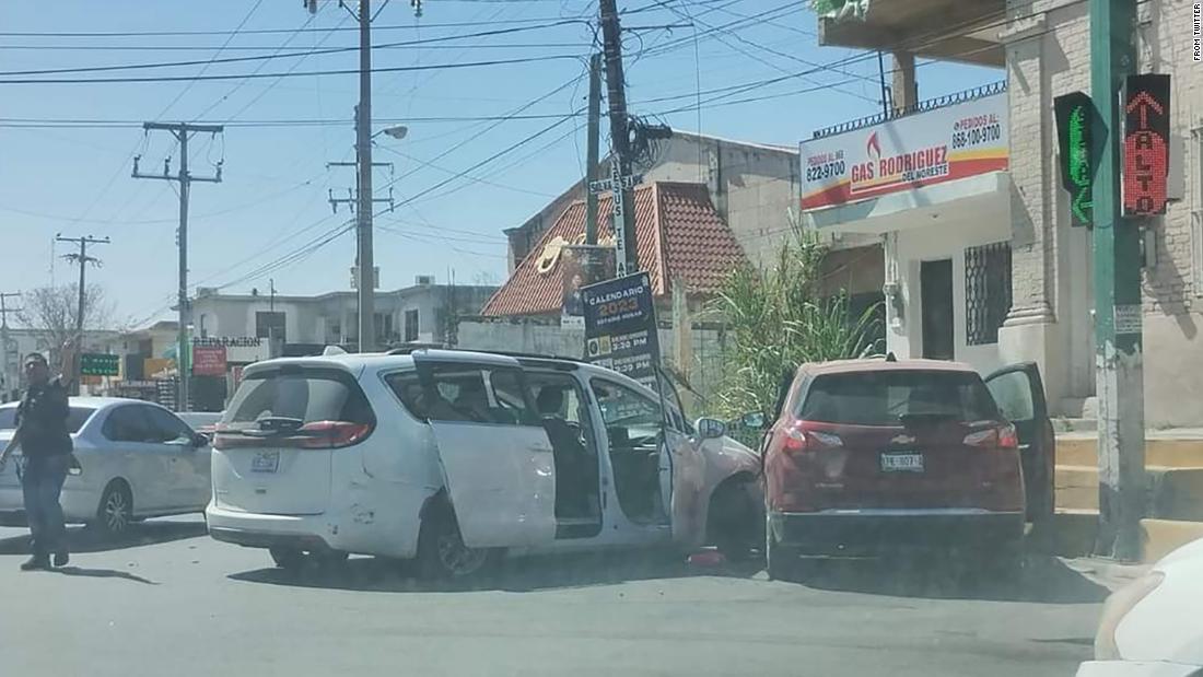 画像には米国人一行が乗っていたと思われる車が、別の車と衝突した場面が写っている/From Twitter