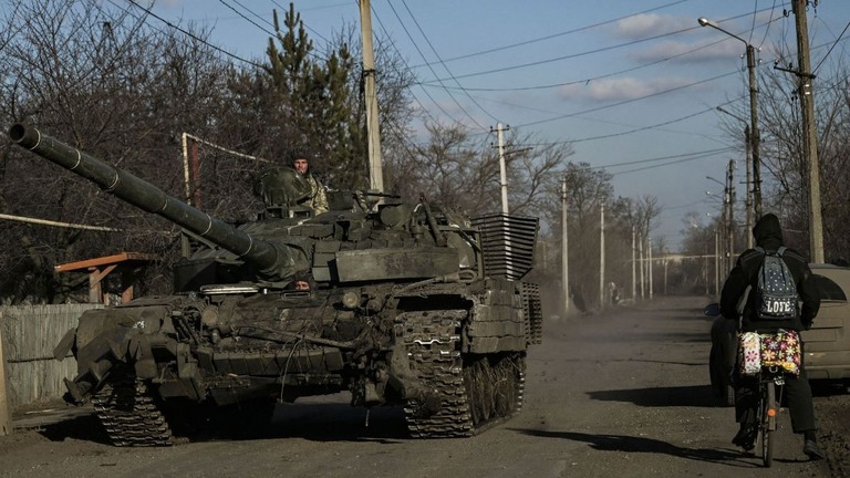 ５日、東部バフムート近郊のチャシブヤールで戦車を操縦するウクライナ軍兵士ら/Aris Messinis/AFP/Getty Images