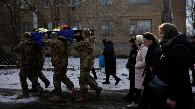 死亡した空挺（くうてい）兵のひつぎを運ぶウクライナ兵＝６日、ウクライナ/Thibault Camus/AP