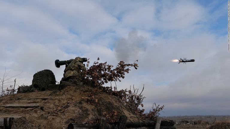 開戦初期のロシア軍進撃阻止に大きく貢献した対戦車ミサイル「ジャベリン」/Ukrainian Joint Forces Operation Press Service/Reuters/FILE