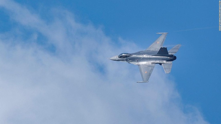 ＮＡＴＯの演習に参加するベルギーのＦ１６戦闘機/Kenzo Tribouillard/AFP/Getty Images