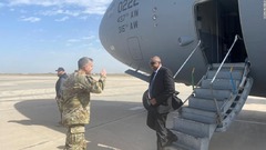 米国防長官、イラクを電撃訪問　首相と会談