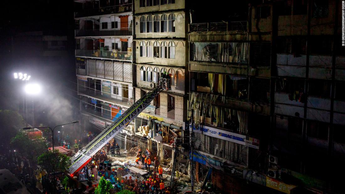 爆発現場で対応に当たる救助隊員ら＝７日、バングラデシュ・ダッカ/K M Asad/LightRocket/Getty Images
