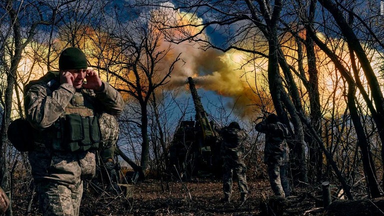 バフムート近郊のロシアの陣地に向かって自走式榴弾（りゅうだん）砲を発射するウクライナの兵士/Libkos/AP