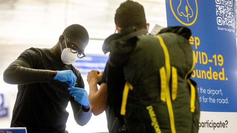 米ロサンゼルスの空港で、国際旅行者向けの新型コロナ検査を実施する医療従事者/Jill Connelly/Bloomberg/Getty Images/FILE