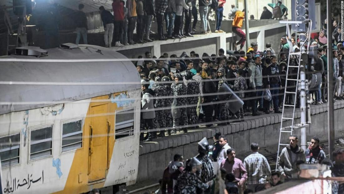 事故現場に人々が集まり警察が取り囲んだ/Khaled Kamel/AFP/Getty Images