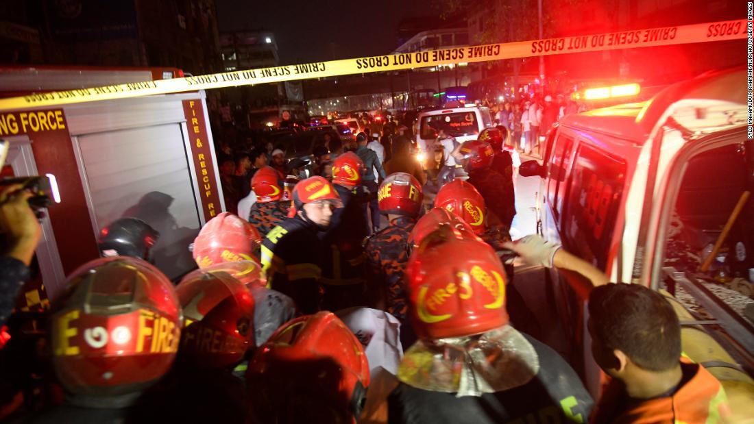 現場で対応に当たる消防士ら＝７日、バングラデシュ・ダッカ/Syed Mahamudur Rahman/NurPhoto/Getty Images