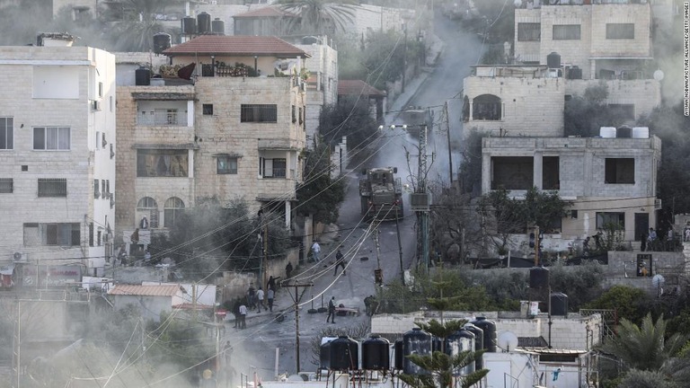 イスラエル軍と衝突するパレスチナ人＝６日、パレスチナ自治区ヨルダン川西岸ジェニン/Ayman Nobani/Picture Alliance/Getty Images