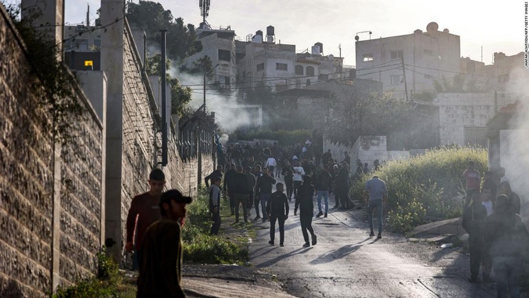 イスラエル軍の襲撃をうけ道沿いに集まった人々＝７日、ヨルダン川西岸/Jaafar Ashtiyeh/AFP/Getty Images