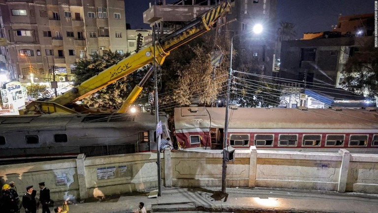脱線した列車を持ち上げるためクレーンが配備された＝７日、エジプト・カルユーブ市/Khaled Desouki/AFP/Getty Images