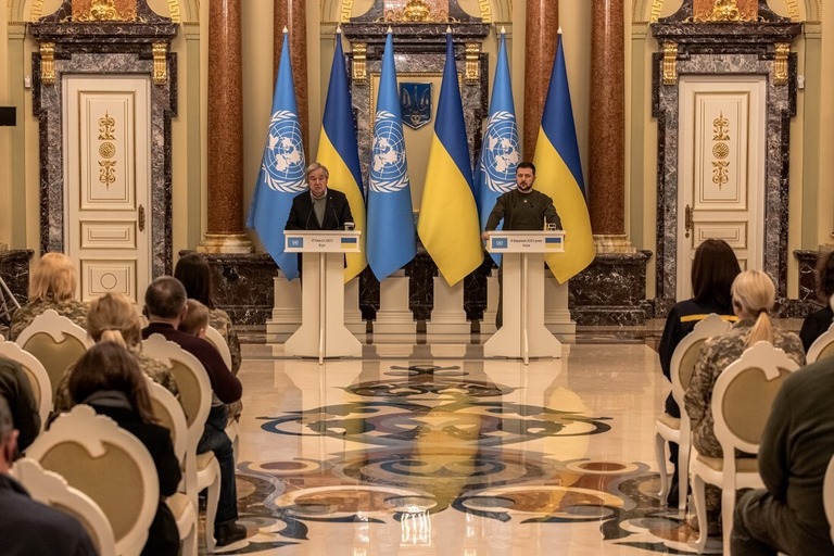 共同記者会見に出席したグテーレス国連事務総長（左）とウクライナのゼレンスキー大統領（右）＝８日、ウクライナ・キーウ/Roman Pilipey/Getty Images