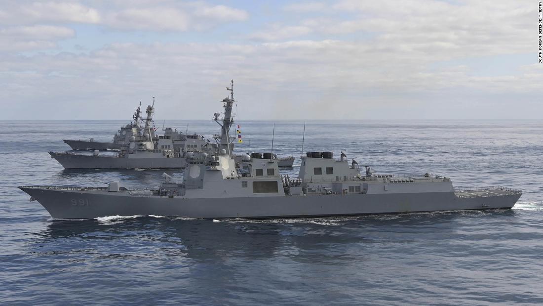 2月22日、日本海で行われた日米韓共同訓練の様子/South Korean Defence Ministry