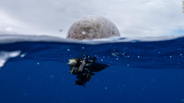 太平洋に浮かぶプラスチック/The Ocean Cleanup