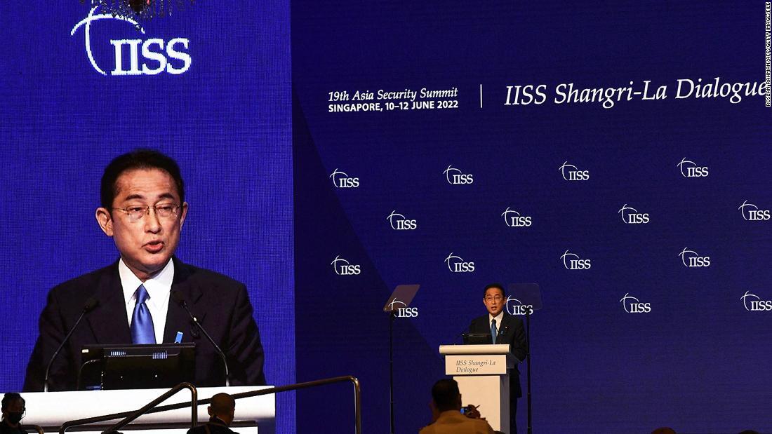 ２０２２年６月１０日、シンガポールで開かれた「アジア安全保障会議（シャングリラ・ダイアローグ）」で基調講演を行う岸田文雄首相/Roslan Rahman/AFP/Getty Image/File