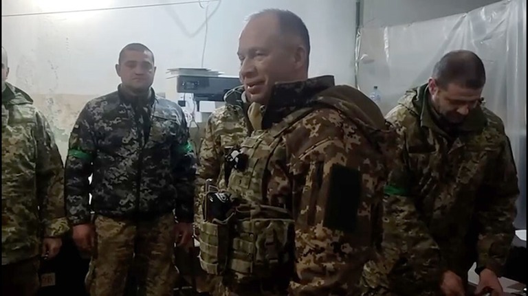 ウクライナ軍幹部のオレクサンドル・シルスキー氏がバフムートを訪問した映像がテレグラムに投稿された/From Oleksandr Syrskyi/Telegram