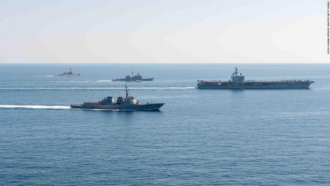 合同海上演習を行う米空母「ロナルド・レーガン」と韓国の軍艦/South Korean Defense Ministry/Getty Images