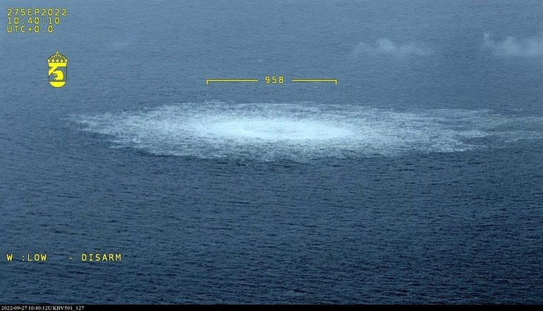 海面にガスが漏れる様子＝２０２２年９月、バルト海/Swedish Coast Guard/Getty Images